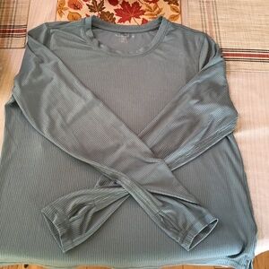 Danskin women’s long sleeve activewear top